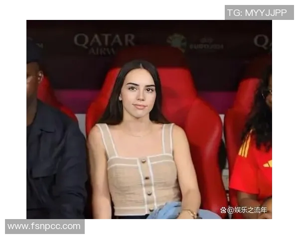 泰国最矮足球明星女友的甜蜜爱情故事与生活点滴分享